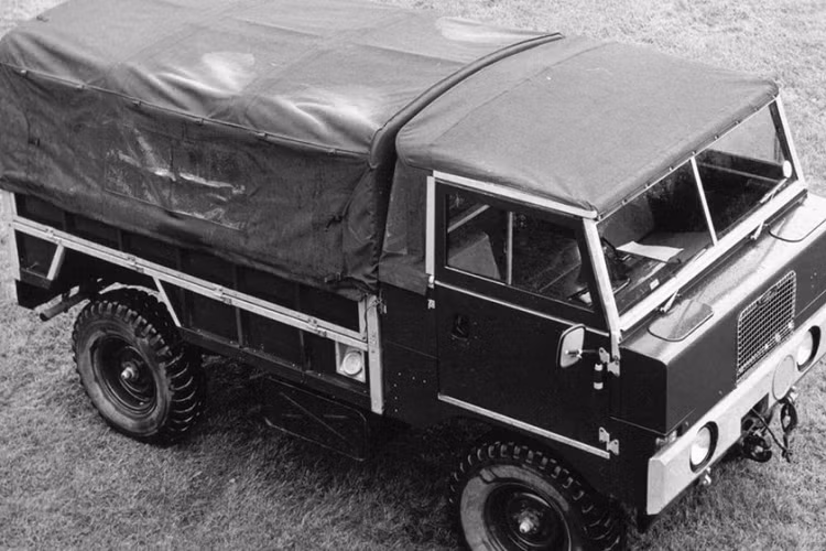 Cụ thể hơn, Land Rover City Cab là một sản phẩm đến từ trí tưởng tượng của nhà thiết kế David Woodhouse, người sau này đã sang làm việc cho Ford trong 20 năm, bao gồm công tác trong cả bộ phận thiết kế của Lincoln, trước khi đi sang làm việc cho Nissan trong năm ngoái. Ông ấy đã vẽ nên chiếc xe với một dáng vẻ quân sự, mang tới cho nó một cảm giác chinh phục mọi địa hình, cứng cáp đáng tin cậy.