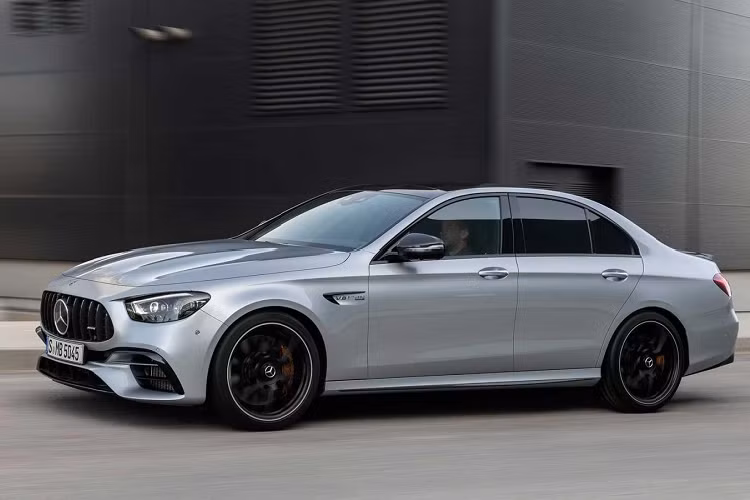 Nhìn chung, Mercedes-AMG E63 S thế hệ mới có đầu xe hơi khác biệt so với E53 mới. Các lỗ thông gió hiện diện với kích cỡ lớn hơn. Xe còn có thêm lỗ thông khí thứ ba thanh mảnh, uốn lượn và chạy giữa lưới tản nhiệt cùng lỗ thông hơi dưới. Ở phía sau, E63 S có cánh gió đặc trưng hơn với các ống xả hình thang thay vì hình bầu dục như của E53.
