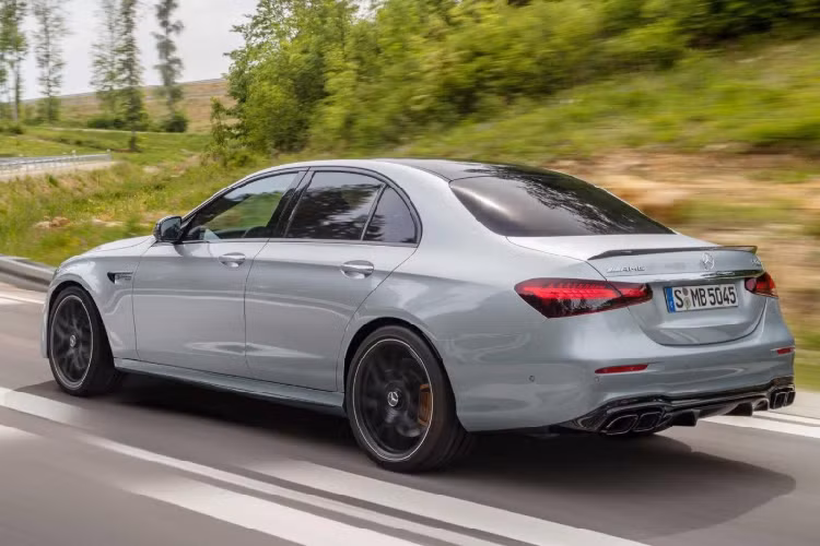  Giá xe Mercedes-AMG E63 S 2021 vẫn chưa công bố chính thức. Dự kiến phiên bản sedan sẽ có giá khởi điểm khoảng 108.000 USD (2,5 tỷ đồng) và phiên bản wagon ở mức 112.000 USD (2,6 tỷ đồng).
