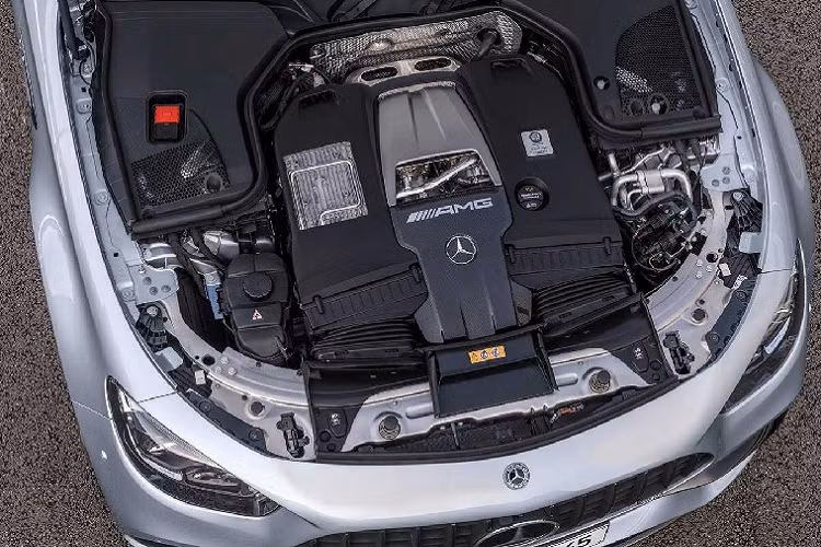 Hộp số DCT Speedshift 9 cấp truyền lực cho cả 4 bánh. Do đó, xe có thể tăng tốc từ 0-96km/h chỉ trong 3,3 giây đối với bản sedan và 3,4 giây đối với bản wagon. 