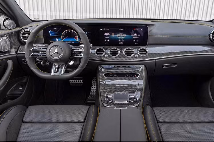 So với E63 trước đây, những thay đổi khác về ngoại thất của Mercedes-AMG E63 S 2021 đều giống như trên E-Class 2021. Đáng chú ý là lưới tản nhiệt và đèn pha LED mới. Ngoài ra, ô tô E63 S cũng trang bị bộ lazăng 20 inch mới và 3 màu mới là xám Graphite Grey Metallic, bạc Cirrus Silver Metallic và xanh Brilliant Blue Magno.
