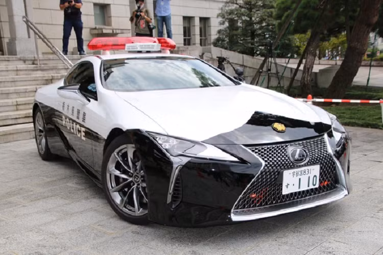 Sở cảnh sát tỉnh Tochigi, Nhật Bản đã trang bị mẫu Lexus LC 500 mới cho lực CSGT. Những chiếc Lexus LC 500 mới của cảnh sát Nhật Bản được tặng bởi Kazuo Nakamura, Giám đốc điều hành Lexus.