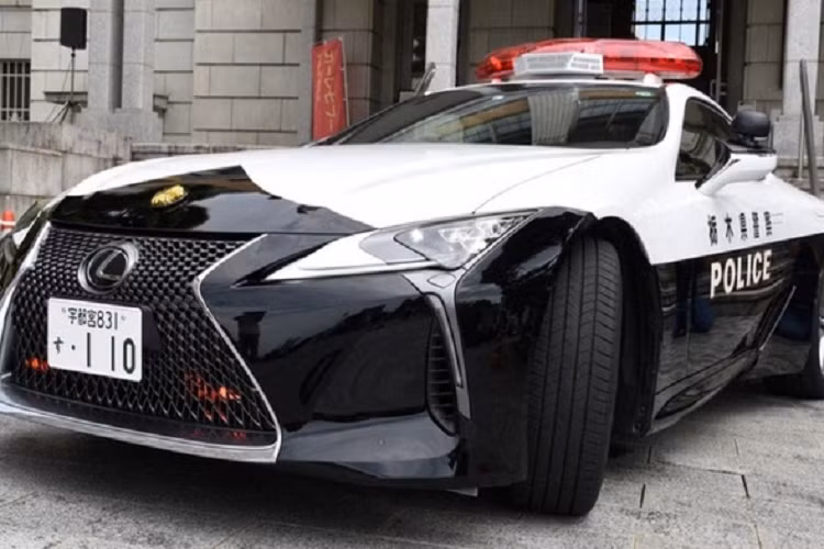 Những thay đổi trên Lexus LC để biến nó thành xe cảnh sát khiến giá bán mỗi chiếc là 14,4 triệu yen (khoảng 164.800 USD). Không rõ xe có được nâng cấp động cơ hay không, nhưng những chiếc LC tiêu chuẩn cũng đã đủ mạnh cho các cuộc truy đuổi tội phạm.