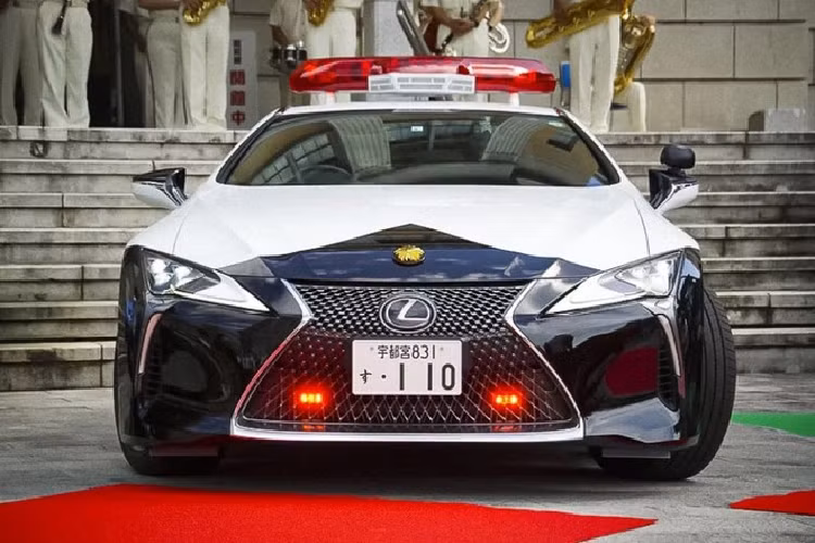 Dưới nắp ca-pô là khối động cơ V8 5.0L, cho công suất 471 mã lực và mô-men xoắn 540 Nm, sức mạnh được truyền tới bánh sau thông qua hộp số tự động 10 cấp. Lexus LC 500 có khả năng bứt tốc 0-100 km/h trong 4,4 giây trước khi đạt tốc độ tối đa 270 km/h.