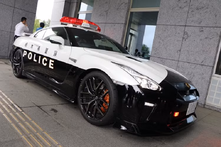 Mẫu xe có biệt danh "Godzilla" sở hữu động cơ V6 3.8L tăng áp kép, sản sinh công suất cực đại 565 mã lực cùng mô-men xoắn 633 Nm.