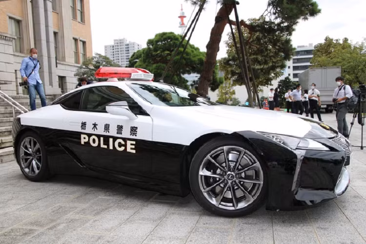 Lô xe cảnh sát Lexus LC 500 đã được bàn giao cho Đội CSGT cơ động và sẽ được triển khai tuần tra trên phố, nhằm giảm thiểu tai nạn giao thông và truy bắt tội phạm.