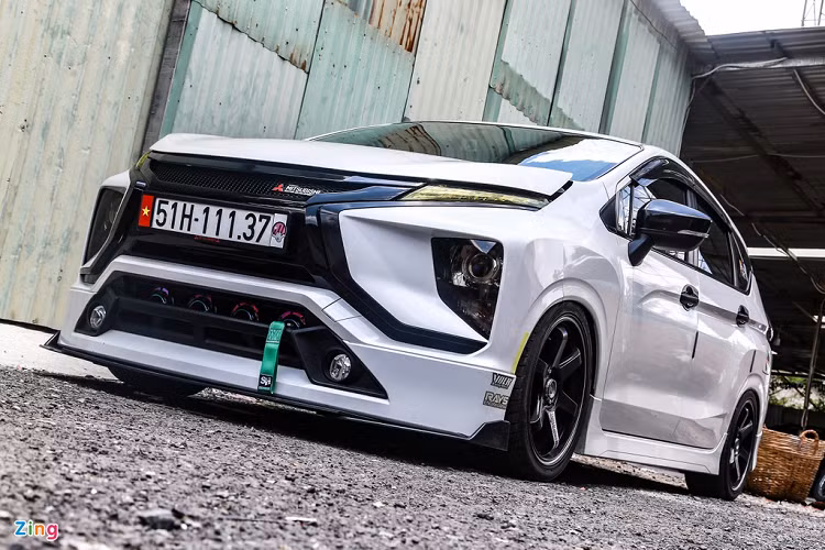  Xe giá rẻ Mitsubishi Xpander là mẫu MPV 7 chỗ cỡ nhỏ ăn khách nhất Việt Nam khi thường xuyên nằm trong nhóm những mẫu xe bán chạy nhất tháng. Trong số gần 25.000 chiếc lăn bánh trên đường kể từ khi được bán ra, có rất ít mẫu được độ. Chiếc Xpander của anh Trường Giang tại TP HCM là bản hiếm hoi được độ lại khá cầu kỳ.