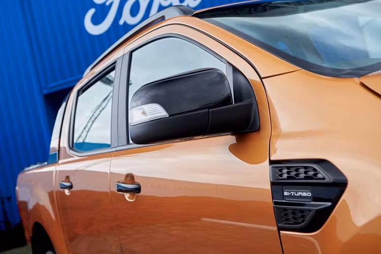 Ford Ranger T6 facelift có lưới tản nhiệt dạng lưới hình thang màu đen, tương tự phiên bản giới hạn Ford Ranger Thunder vừa được ra mắt tại châu Âu vào đầu năm nay. Tay nắm cửa và ốp gương chiếu hậu cũng được sơn đen trang trí.