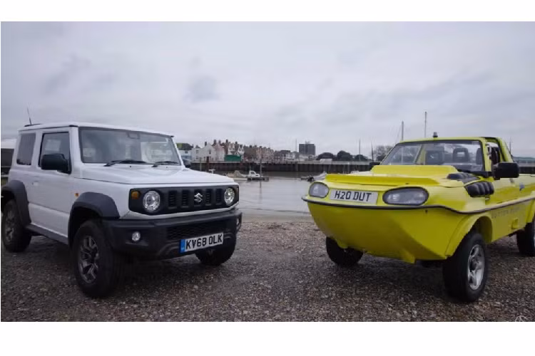 Suzuki Jimny là một chiếc xe đáng yêu, “gây bão” trên thế giới bởi kích thước nhỏ bé, giá mềm, và khả năng off-road đi khắp mọi nơi. Đơn vị chế tạo bộ kit ôtô Dutton mới đây đã tung ra thị trường một giải pháp chuyển đổi cho chiếc xe Suzuki Jimny lội nước.