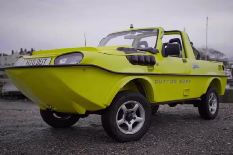 Được gọi là Surf, chiếc Jimny “lai tạo thuyền” có sử dụng tất cả bộ phận máy móc từ Jimny, và Dutton bổ sung thêm một hệ thống động cơ đẩy trên mặt nước tương tự như loại có trên một chiếc thuyền cá nhân.