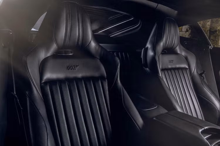 Aston Martin DBS Superleggera 007 Edtion sẽ có độ quý hiếm cao hơn, với chỉ 25 xe trên toàn cầu. Chiếc xe sở hữu sức mạnh tương tự phiên bản xuất hiện trong tập phim No Time to Die sắp ra mắt, với động cơ V12 tăng áp kép 5.2L, công suất 715 mã lực, mô-men xoắn 900 Nm. Đây cũng là mẫu xe thương mại có sức kéo lớn nhất Aston Martin từng sản xuất.