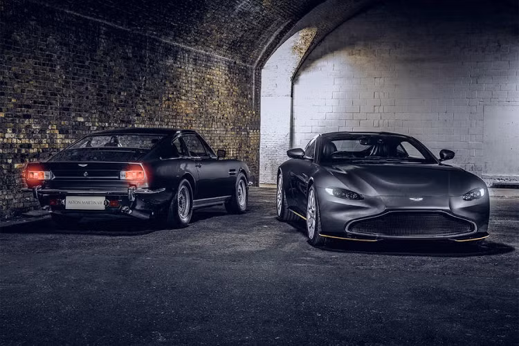 Được thiết kế bởi Q by Aston Martin, bộ phận chuyên cá nhân hóa xe của thương hiệu Anh quốc, siêu xe Aston Martin Vantage và DBS Superleggera 007 Edtion đều bán ra với số lượng giới hạn và hứa hẹn sẽ là món đồ sưu tầm đáng giá dành cho người hâm mộ điệp viên 007.