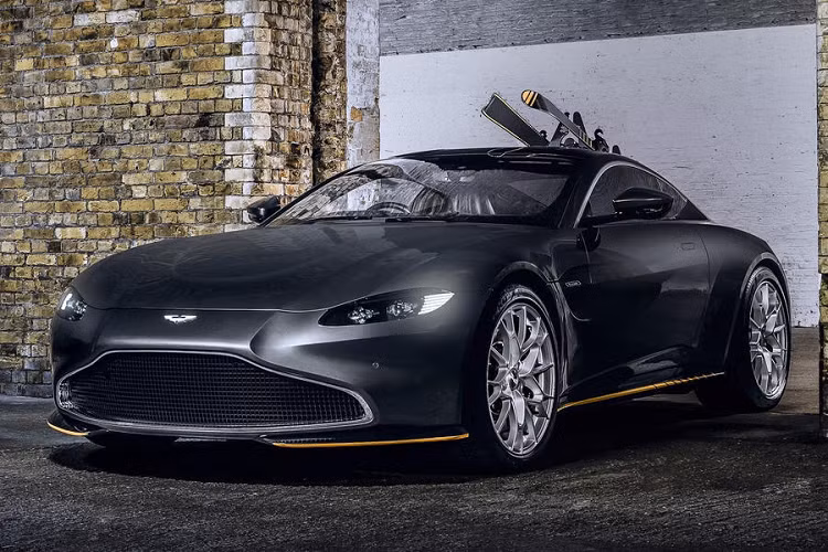 Aston Martin Vantage 007 Edition có 100 chiếc xe được sản xuất và phân phối trên toàn cầu, lấy cảm hứng từ nguyên mẫu Aston Martin V8 do James Bond lần đầu cầm lái trong tập phim The Living Daylights.