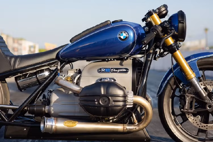 Trái tim của BMW R18 vẫn được giữ nguyên, Roland Sands chỉ nâng cấp thêm hệ thống NOS giúp chiếc xe tăng tốc nhanh hơn. Ngoài ra, hệ thống họng gió nạp nhiên liệu và ống xả cũng được thay đổi để phù hợp hơn với chiếc xe.