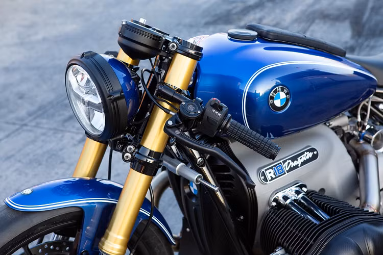 Phần đầu xe dùng giảm xóc lấy từ mẫu BMW R nineT, hệ thống phanh của mẫu sportbike BMW S 1000 RR. Cụm đèn trước vẫn giữ nguyên bản nhưng có thêm ốp nhôm màu đen bên ngoài tạo sự tương phản.