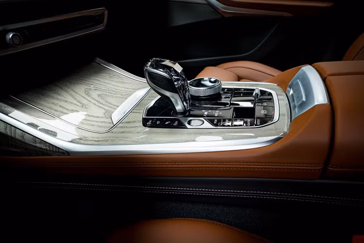 Tuy nhiên với phiên bản BMW X7 M50i 2020 mới, tùy chọn này đi kèm với Hệ thống thông gió hàng ghế trước và hàng ghế 2 Captain’s Chairs cùng mức giá tổng cộng 2.350 USD (54,5 triệu đồng).