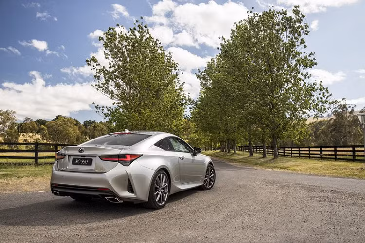 Các tùy chọn động cơ của Lexus RC thế hệ mới vẫn được giữ nguyên. RC 300 mới tiếp tục sử dụng động cơ xăng tăng áp 2.0L sản sinh công suất 241 mã lực và mô-men xoắn 350 Nm, xe có mức tiêu thụ nhiên liệu trung bình ở mức 7,3 lít/100 km.