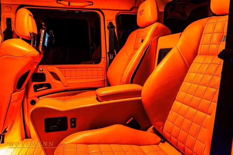 Như có thể thấy từ logo Brabus, Mercedes-AMG G63 6x6 độ Brabus d đã thay đổi đáng kể. Trước tiên, công ty độ xe nổi tiếng đã tiến hành sơn lại chiếc xe trong màu đen Obsidian Black Metallic. Bộ la-zăng cỡ 18 inch của xe gần như là độc nhất vô nhị, và bên cạnh đó là nhiều chi tiết nâng cấp thân vỏ khác. Phần nắp capô, tấm chắn bùn, tấm cản va và nhiều thứ khác đều được chế tạo từ sợi carbon.