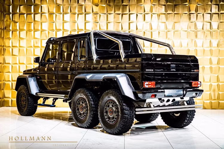 Thông thường, khối động cơ tăng áp kép V8 AMG dung tích 5.5 lít trong G63 6x6 sẽ sản sinh khoảng 530 mã lực và 760 Nm mô-men xoắn cực đại. Tuy nhiên, các “phù thủy Brabus” đã tăng công suất lên khoảng 690 mã lực. Dưới điều kiện đường phố, con quái vật này có thể gia tốc từ 0-100 km/h trong 7,4 giây và phát huy hết tiềm năng tại vận tốc 160 km/h. Các con số này nghe có vẻ không ấn tượng, nhưng chúng ta nên nhớ rằng chiếc xe nặng trên 4.082 kg (tăng từ 2.665 kg đối với G63 thế hệ trước).
