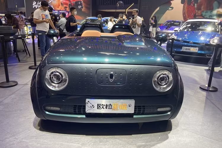 Xe điện ORA Black Cat Speedster được thiết kế khá táo bạo, nó xuất hiện tại Triển lãm Ô tô Bắc Kinh 2020 và là biến bản từ một mẫu xe điện hatchback có sẵn, lấy nguồn cảm hứng từ xe thể thao thập niên 1960