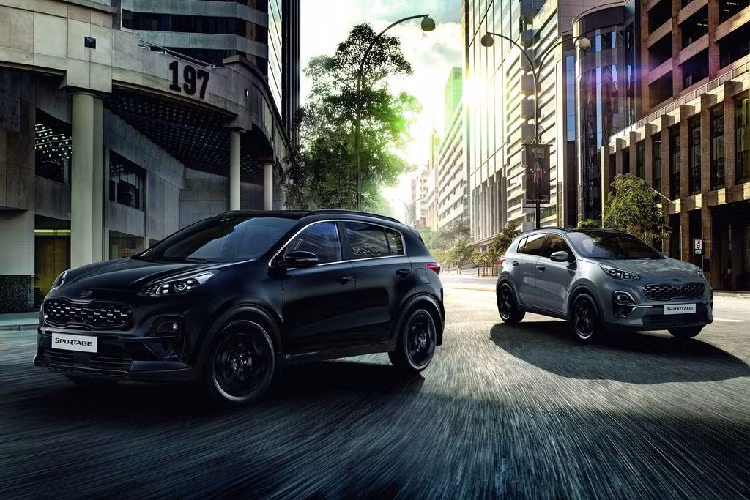 Ở phía bên ngoài, mẫu xe crossover Kia Sportage JBL Black Edition sở hữu màu sơn đen huyền bí với tên gọi Phantom Black ở mọi chi tiết từ nước sơn, mâm xe, mặt ca-lăng, các chi tiết trang trí tới đèn chiếu sáng, đường ray mái lẫn tấm chống trượt... Xe được trang bị bộ mâm hợp kim 17 inch cùng thiết kế khá cầu kỳ, logo Sportage gắn phía sau đuôi xe.
