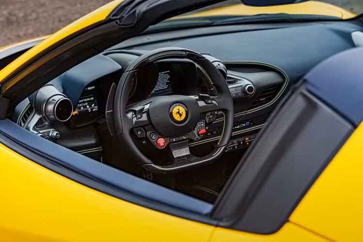 Giống với người anh em Tributo, vô-lăng của Ferrari F8 Spider 2020 cũng mang tới cảm giác cầm nắm dễ chịu và dễ dàng kiểm soát nhờ đường kính nhỏ hơn cùng khả năng phản hồi nhanh nhạy hơn. Nếu so sánh với mẫu xe tiền nhiệm 488 Spider, thao tác xoay và kiểm soát vô-lăng trên F8 Spider sẽ diễn ra mượt mà và chính xác hơn cùng khả năng phản hồi ngay lập tức. Mặc dù có kích thước nhỏ hơn, nhưng việc tích hợp các nút bấm điều chỉnh trên vô-lăng là điều không thể thiếu: bật/tắt đèn tín hiệu, thay đổi thiết lập hệ thống kiểm soát ổn định, điều khiển cần gạt nước, thoại rảnh tay,...