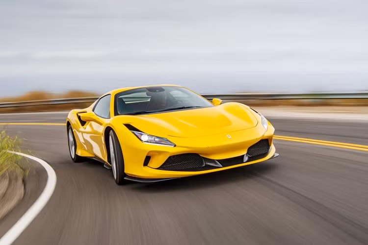 Tuy nhiên, khác biệt với người anh em F8 Tributo, phiên bản mui trần Ferrari F8 Spider 2020 mới nhận được thiết kế hệ thống ống xả mới, mang đến những âm thanh có phần độc đáo và êm tai hơn. Được định vị là một mẫu siêu xe thể thao, nhưng Ferrari F8 Spider lại hoàn toàn khác biệt khi phát ra những âm thanh vừa tai hơn từ khối động cơ V8 đầy mạnh mẽ. Điều này được cho là hệ thống ống xả của F8 Spider đã được tái thiết kế và bố trí khác với phiên bản Tributo, mặc dù cùng được cấu tạo từ vật liệu Inconel siêu nhẹ.