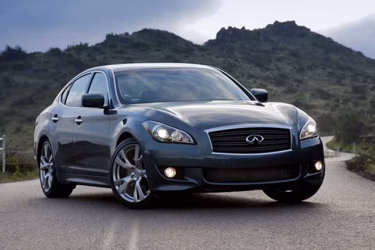  6. Infiniti M 2010: Giá 7.486 - 9.139 USD Cái tên Infiniti M có thể đã bị quên lãng nhưng đây là mẫu sedan đáng giá để bạn xuống tiền. Phiên bản đời 2010 có giá rao bán chưa đến 10.000 USD. Mẫu sedan 4 cửa có tùy chọn động cơ V6, V8 và thậm chí cả hybrid. Vào năm 2014, Infiniti đã đổi tên hầu hết các dòng sản phẩm của mình, trong đó dòng M đã trở thành Q70 như ngày nay.