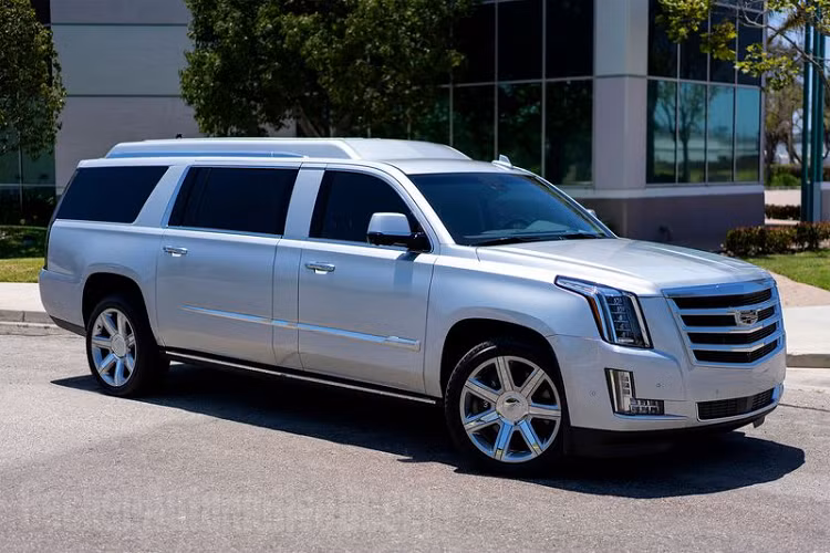 Ngoài ra, mái thép của chiếc SUV cỡ lớn Escalade ESV còn được “nới” thêm 10 inch (254mm) để mang đến không gian nội thất rộng rãi hơn với trần xe thông thoáng.