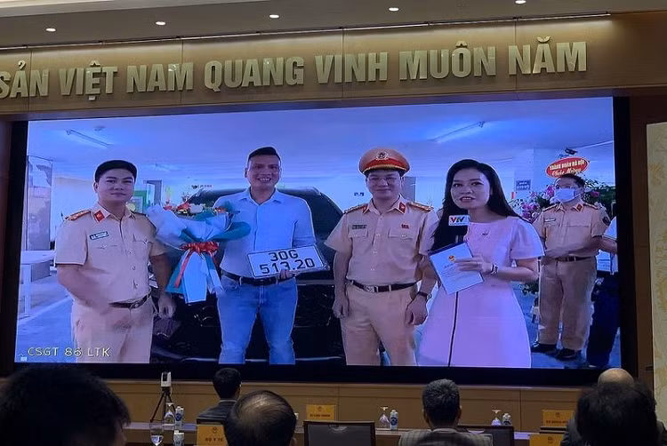 Cong dan dau tien dang ky oto qua mang, nhan luon bien so xe