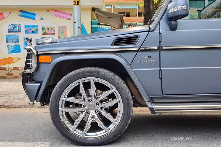 Kết hợp với vẻ đẹp hầm hố và mạnh mẽ, chiếc G55 trong bài viết còn được trang bị màu sơn ngoại thất độc đáo cùng bộ mâm 5 chấu kép mạ crome nổi bật kích cỡ 19 inch.