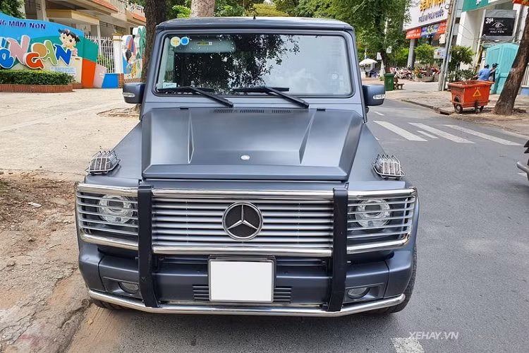 Logo ngôi sao ba cánh của Mercedes được đặt chính giữa hốc hút gió 3 nan mạ crom sáng bóng. Nắp ca-pô của G-Klasse nổi bật với hai đèn xi nhan nhô lên. Mọi đường gân trên xe đều được dập nổi vuông vắn và dứt khoát. Khi ra mắt tại Việt Nam vào năm 2011, giá xe Mercedes-Benz G55 AMG chính hãng lên tới 330.000 USD (khoảng hơn 7,6 tỷ đồng), hiện giờ trên thị trường xe cũ nó vẫn giữ giá tới hơn 4 tỷ đồng.