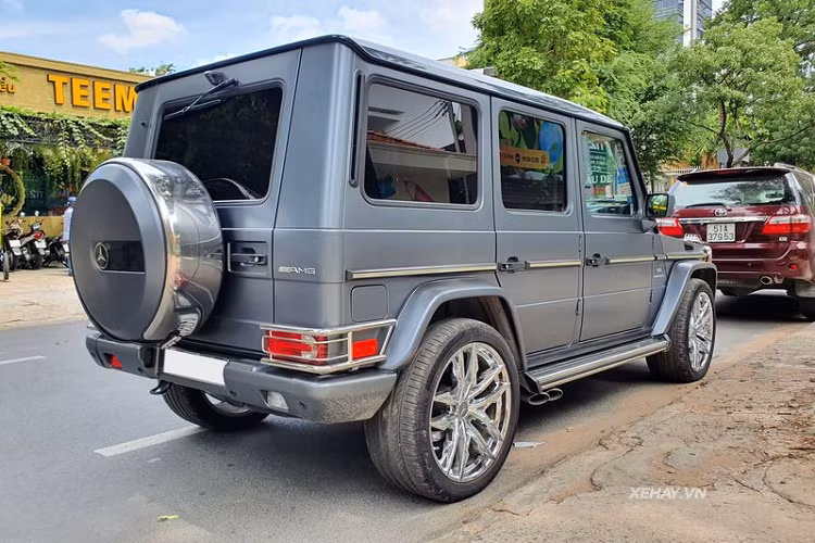 Sức mạnh được truyền tới bánh thông qua hộp số tự động 5 cấp. Nhờ đó, Mercedes-Benz G55 AMG có thể tăng tốc từ 0-100 km/h trong 5,4 giây và đạt vận tốc tối đa 208 km/h.