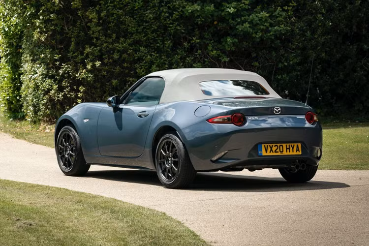 Mazda MX-5 R-Sport mới được sản xuất dựa trên mẫu Mazda MX-5 Sport 1.5L, phiên bản này mang trên mình những nét độc đáo trải dài từ bên ngoài đến bên trong. Điểm nhận biết MX-5 R-Sport là màu sơn ngoại thất màu xám đậm Polymet Grey, mui xe mềm màu xám...