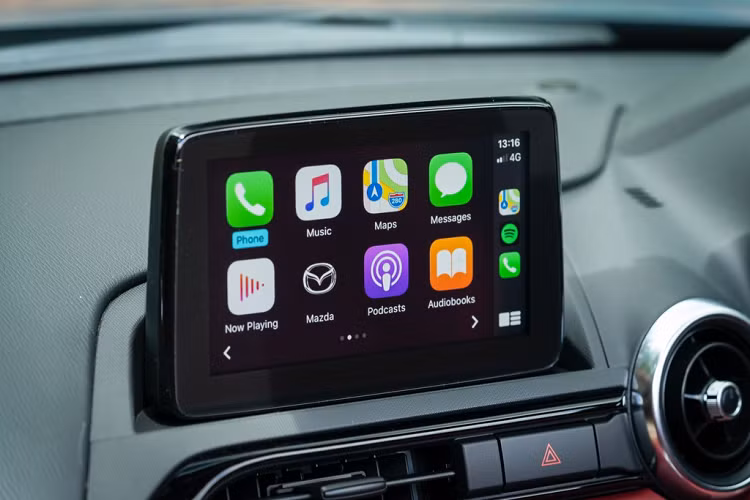 Xe được trang bị hệ thống màn hình giải trí tích hợp Apple CarPlay và Android Auto, hệ thống kiểm soát hành trình (cruise control), sưởi ghế...