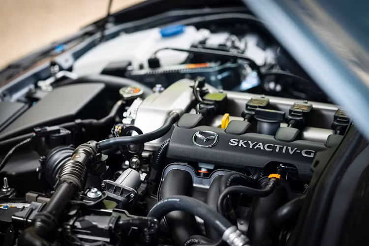 Trái tim của Mazda MX-5 R-Sport là khối động cơ hút khí tự nhiên 1.5L Skyactiv-G, sản sinh công suất 130 mã lực tại 7.000 vòng/phút và mô-men xoắn cực đại 152 Nm tại 4.000 vòng/phút. Sức mạnh từ đọng cơ được truyền đến bánh sau thông qua hộp số sàn 6 cấp. Mức giá xe Mazda MX-5 R-Sport bán ra từ 34.360 USD.