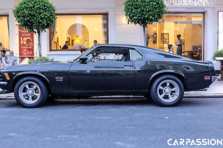 Ford Mustang được ra mắt lần đầu vào năm 1964. Không lâu sau đó, thương hiệu đã cho ra mắt gói trang bị hướng tới mặt hiệu năng Mach 1 vào tháng 8/1968. Gói Mach 1 này đem lại cho xe một bộ nhận diện mới như động cơ V8 cùng thân xe SportsRoof với những chi tiết như nắp capo màu đen mờ, chốt nắp capo dạng dây đầy thể thao, nắp nhiên liệu chrome,…