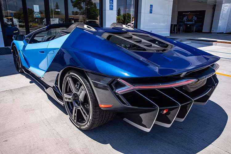 Centenario được ra mắt tại triển lãm Geneva Motor Show 2016 để kỷ niệm 100 năm ngày sinh của nhà sáng lập Ferruccio Lamborghini. Phiên bản mui trần Centenario Roadster ra mắt nửa năm sau đó tại sự kiện Pebble Beach Concours d'Elegance 2016. Trong tiếng Italy, Centenario có nghĩa là 100 năm. Lamborghini phát triển Centenario trên nền tảng Aventador SV với số lượng 40 chiếc, chia đều cho 2 bản Coupe và Roadster.