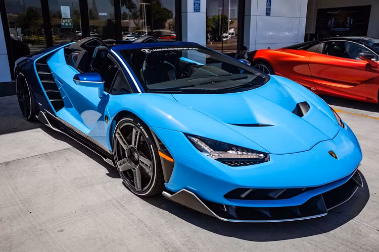 Trong vài năm trở lại đây, Centenario Roadster được đánh giá là chiếc mui trần đặc biệt nhất của Lamborghini. Bên cạnh mức giá ngất ngưởng, số lượng hạn chế, mẫu siêu xe Lamborghini Centenario Roadster mui trần này còn có ý nghĩa riêng đối với hãng siêu xe Italy. 