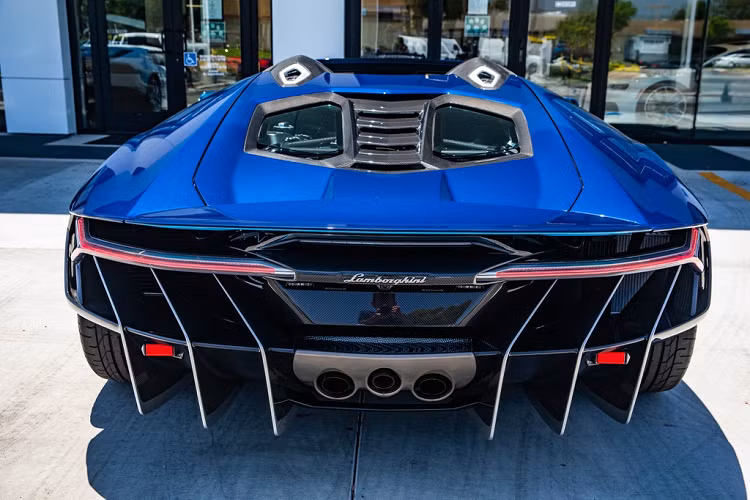 Nổi bật nhất là bộ khuếch tán cỡ lớn ở đuôi xe. Theo Lamborghini, đây là bộ khuếch tán lớn nhất trên một mẫu ôtô sản xuất thương mại. Cụm 3 ống xả đặt ở giữa tương tự Aventador. 