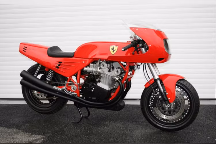 Người đứng sau tác phẩm này là David Kay, một kỹ sư của công ty MV Meccanica Verghea. Chiếc xe môtô Ferrari được chế tạo dưới sự cho phép của Piero Ferrari nhằm tôn vinh những cống hiến từ cha đẻ hãng Ferrari, Enzo Ferrari. Tác phẩm nghệ thuật có một không hai này đã được mang ra đấu giá vài lần.