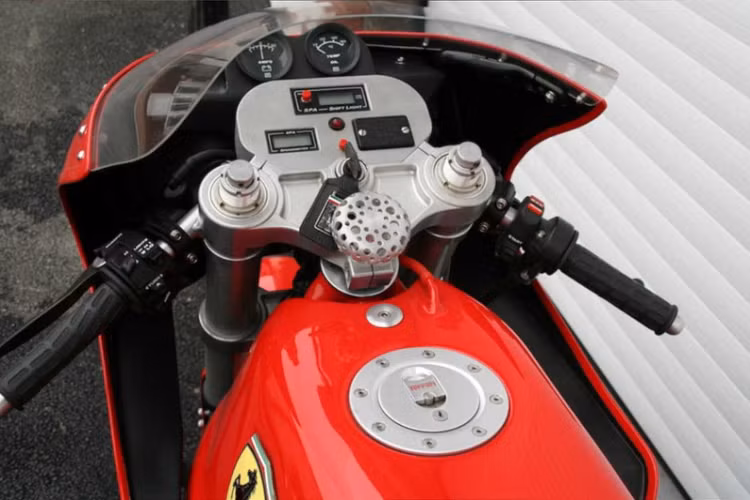 Theo Bonhams, chiếc môtô Ferrari có khối lượng 172 kg với thân xe được làm hoàn toàn từ nhôm. Giảm xóc trước hành trình ngược USD được chế tạo bởi Forcelle Italy, mâm xe có đường kính 17 inch đến từ Astralite. Hệ thống phanh trên xe đến từ hãng Brembo danh tiếng.