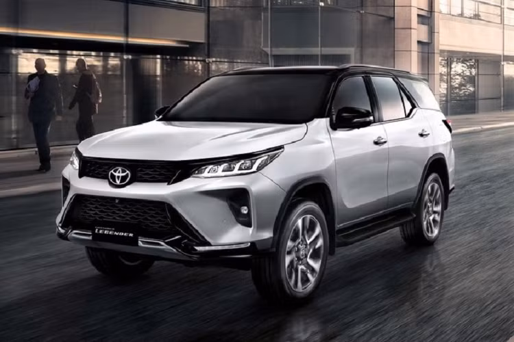Đối với nội thất, cập nhật đáng chú ý nhất là màn hình thông tin giải trí 8 inch lớn hơn (bản cao cấp nhất có màn hình 9 inch), tương thích Apple CarPlay và Android Auto. Chiếc SUV mới cũng được trang bị một loạt các công nghệ an toàn chủ động từ gói Toyota Safety Sense như phanh khẩn cấp tự động có tính năng phát hiện người đi bộ, kiểm soát hành trình thích ứng, nhận dạng biển báo giao thông,...