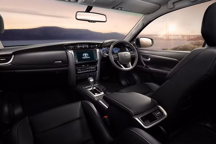 Ngoài ra, chiếc SUV mạnh mẽ còn sở hữu bộ vành hợp kim 5 chấu thể thao mới kích thước 20 inch và hoàn thiện trong 2 tông màu cá tính. Cản sau cũng được sửa đổi với sự bổ sung của đèn phản quang hình chữ L.