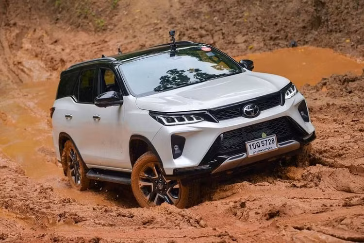 Như đã biết, Toyota Fortuner 2021 mới sẽ đến tay người dùng trong nước dưới dạng lắp ráp kết hợp với nhập khẩu nguyên chiếc từ Thái Lan thay vì Indonesia như phiên bản hiện tại.