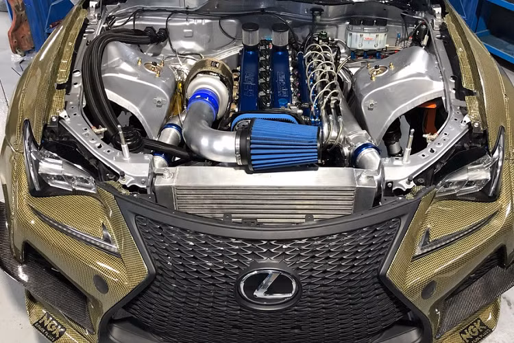 Trái tim của Lexus RC F Carbon Kelvar là động cơ 3.0L 2JZ, 6 xy-lanh thẳng hàng lấy từ mẫu Toyota Supra A80, kết hợp cùng là bộ tăng áp Garret GTX3584. Đi kèm với khối động cơ này là bộ van hút/xả GSC Power, bơm nhiên liệu Radium Engineering...
