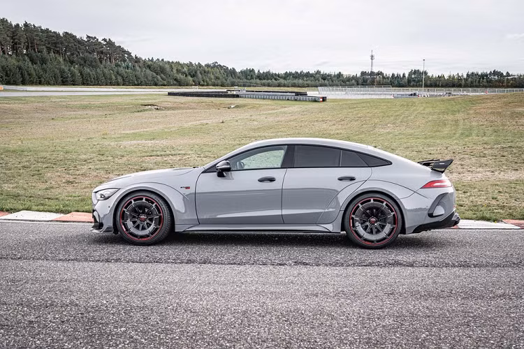 Cụ thể, Brabus đã tạo nên một quái vật Mercedes-AMG mới mà còn mạnh hơn S73e sắp ra mắt: Brabus Rocket 900 hàng khủng. Chế tạo dựa trên Mercedes-AMG GT63 S 4 cửa, Rocket 900 chỉ được sản xuất giới hạn 10 chiếc mà thôi. Bên dưới nắp capô, Brabus đã tăng cường dung tích của động cơ tăng áp kép V8 từ 4.0 lít lên 4.5 lít, và lắp đặt hai bộ tăng áp độ nhằm tăng áp suất cao hơn.
