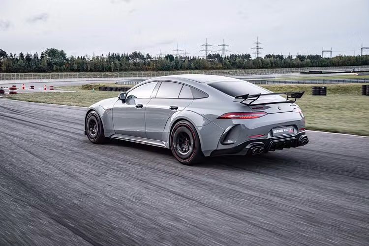 Chiếc Brabus Rocket 900 đầu tiên được hoàn thiện trong màu xám Stealth Gray đặc biệt với những bộ phận bằng crôm tương xứng. Một số bề mặt bên trong nội thất cũng mang màu xám, phối hợp với da màu đen và chất liệu Alcantara và cả những chi tiết bằng carbon. Giá xe Brabus Rocket 900 màu xám như ở đây là 427.000 euro (tương đương 11,7 tỷ đồng), gấp 3 lần một chiếc Mercedes-AMG GT63 S tiêu chuẩn.