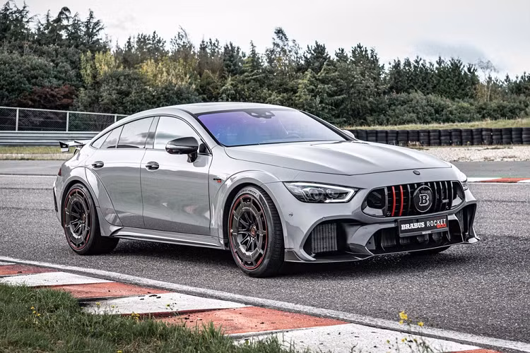 Ở Mercedes-AMG S-Class thế hệ mới, người mua sẽ có cơ hội tiếp cận những cấu hình hybrid cực mạnh với 700 mã lực đối với S63e, hoặc thậm chí 800 mã lực với S73e. Tuy nhiên nếu không thích cấu hình hybrid và cảm thấy nhiêu đó mã lực vẫn mà chưa đủ, vậy thì người mua có thể tìm tới một sản phẩm mới của công ty độ Brabus.