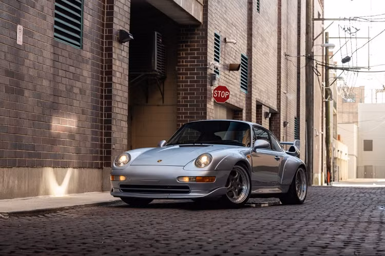 Porsche 993 GT2 đời 1996 được trang bị động cơ 6 xi-lanh tăng áp kép, dung tích 3,6 lít, sản sinh công suất 430 mã lực và mô-men xoắn lên tới 619 Nm.